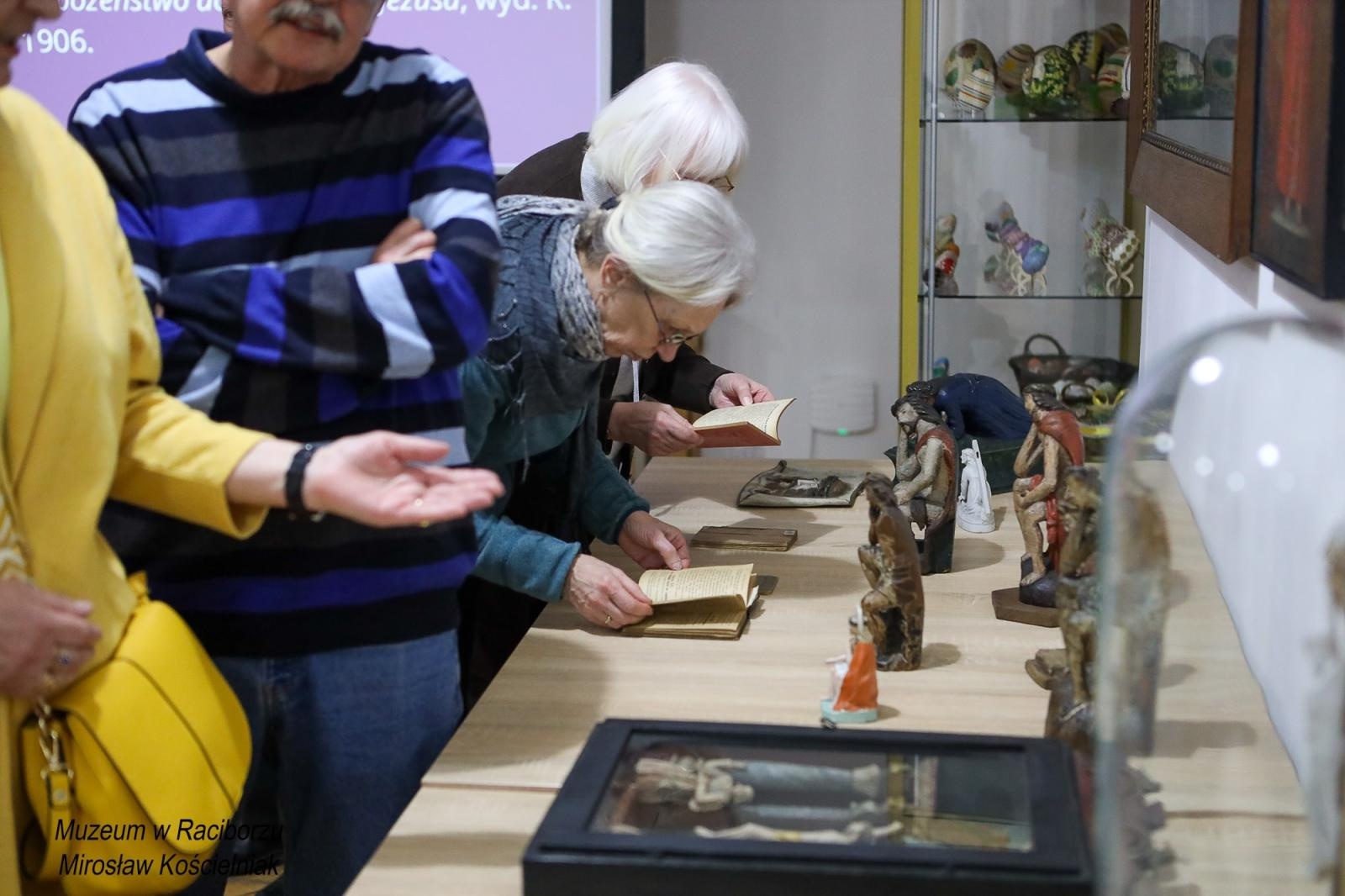 Zdjęcie w galerii na portalu naszraciborz.pl: Historia męki Chrystusa w sztuce ludowej. Spotkanie w raciborskim Muzeum wiadomości z regionu