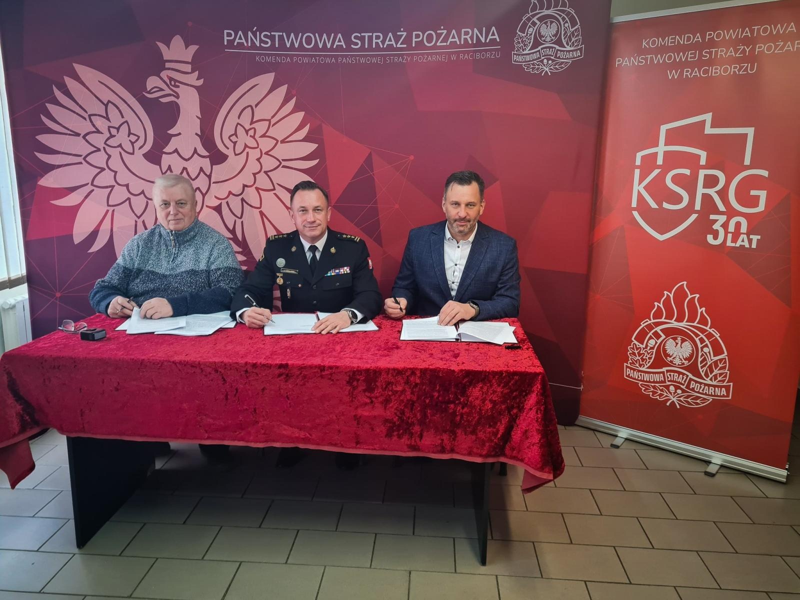 Zdjęcie w galerii na portalu naszraciborz.pl: Bitwa o kontrakt na budowę komendy dla raciborskiej straży pożarnej. Umowę podpisał Borbud wiadomości z regionu