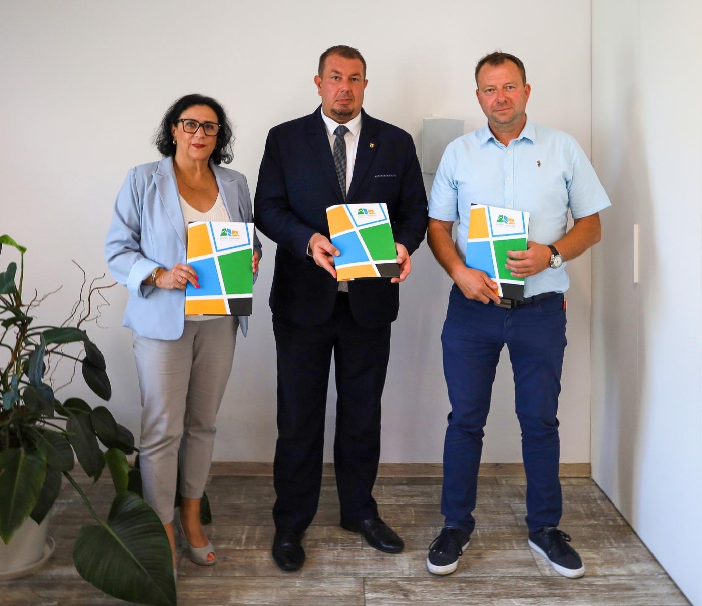 Zdjęcie w galerii na portalu naszraciborz.pl: Rusza kolejny etap budowy nowej komendy straży pożarnej w Raciborzu. Umowa na magazyn Obrony Cywilnej podpisana wiadomości z regionu