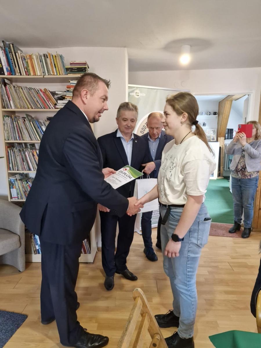 Zdjęcie w galerii na portalu naszraciborz.pl: Sukces uczennic Diecezjalnego Liceum Ogólnokształcącego w konkursie krajoznawczym wiadomości z regionu