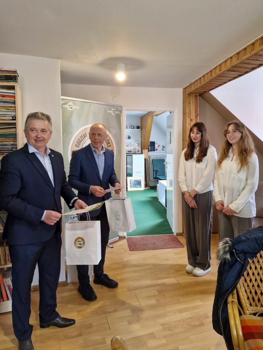 Zdjęcie w galerii na portalu naszraciborz.pl: Sukces uczennic Diecezjalnego Liceum Ogólnokształcącego w konkursie krajoznawczym wiadomości z regionu