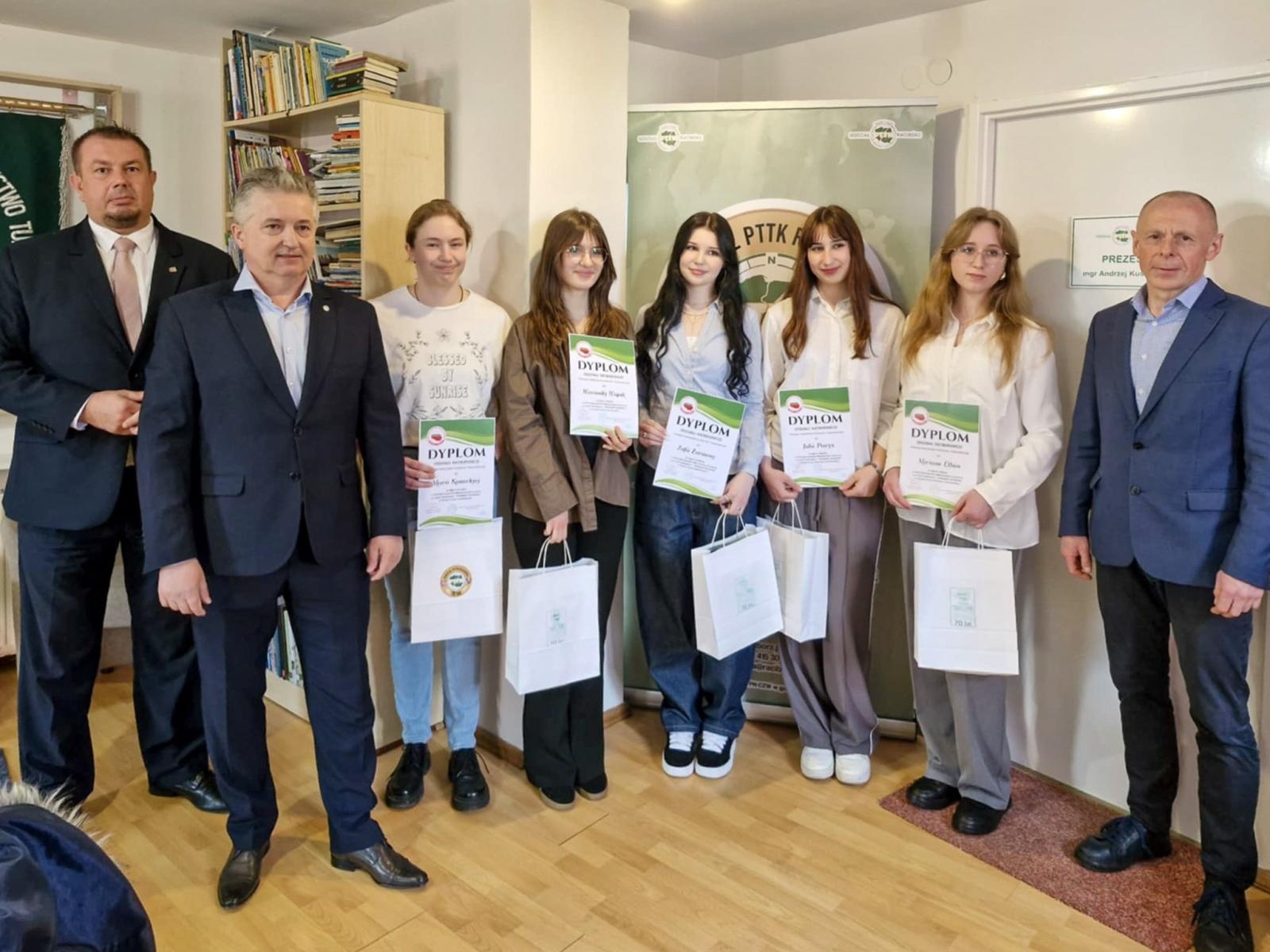 Zdjęcie w galerii na portalu naszraciborz.pl: Sukces uczennic Diecezjalnego Liceum Ogólnokształcącego w konkursie krajoznawczym wiadomości z regionu