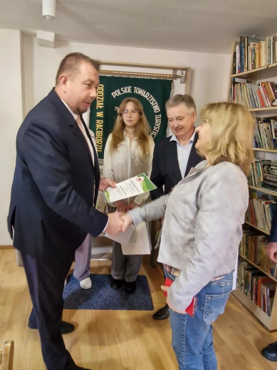Zdjęcie w galerii na portalu naszraciborz.pl: Sukces uczennic Diecezjalnego Liceum Ogólnokształcącego w konkursie krajoznawczym wiadomości z regionu