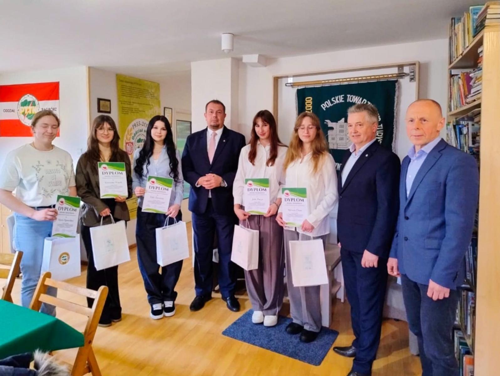 Zdjęcie w galerii na portalu naszraciborz.pl: Sukces uczennic Diecezjalnego Liceum Ogólnokształcącego w konkursie krajoznawczym wiadomości z regionu