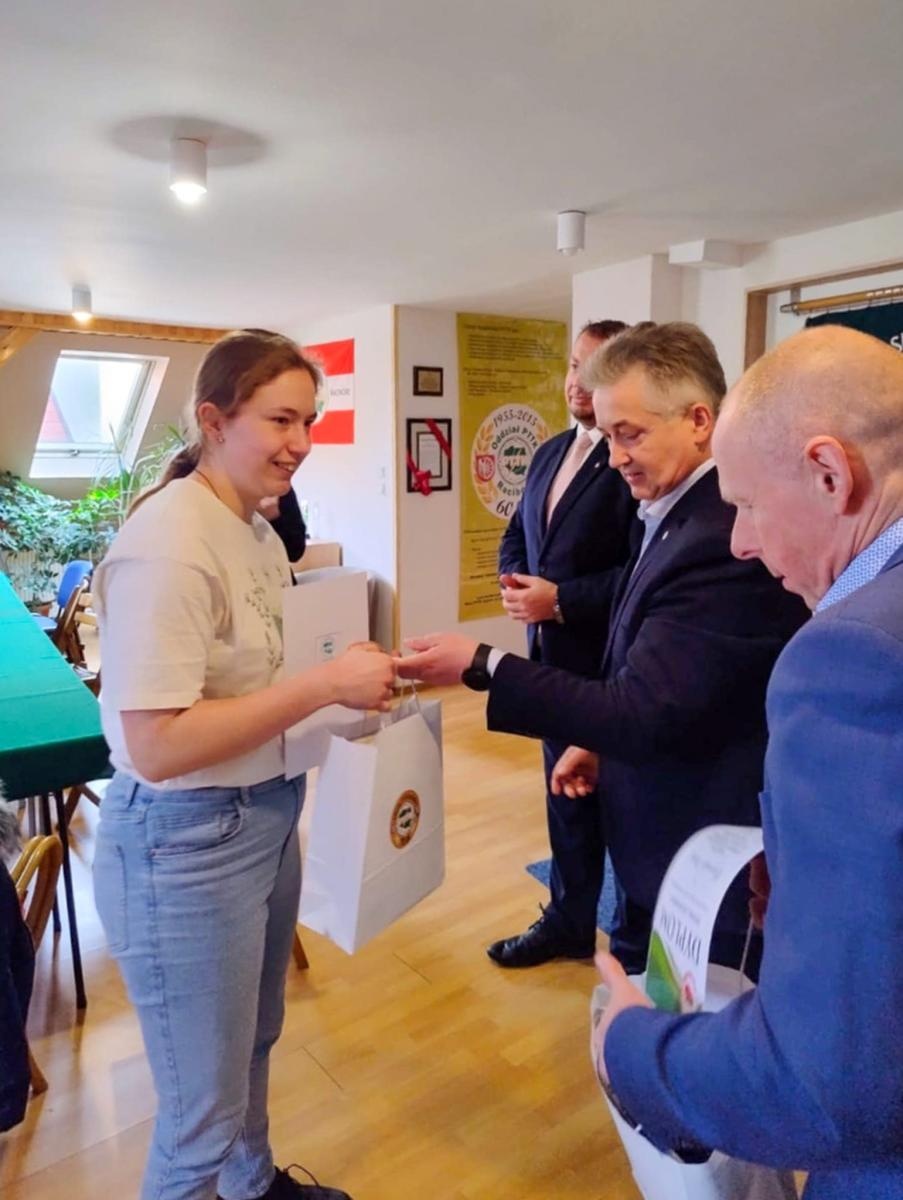 Zdjęcie w galerii na portalu naszraciborz.pl: Sukces uczennic Diecezjalnego Liceum Ogólnokształcącego w konkursie krajoznawczym wiadomości z regionu