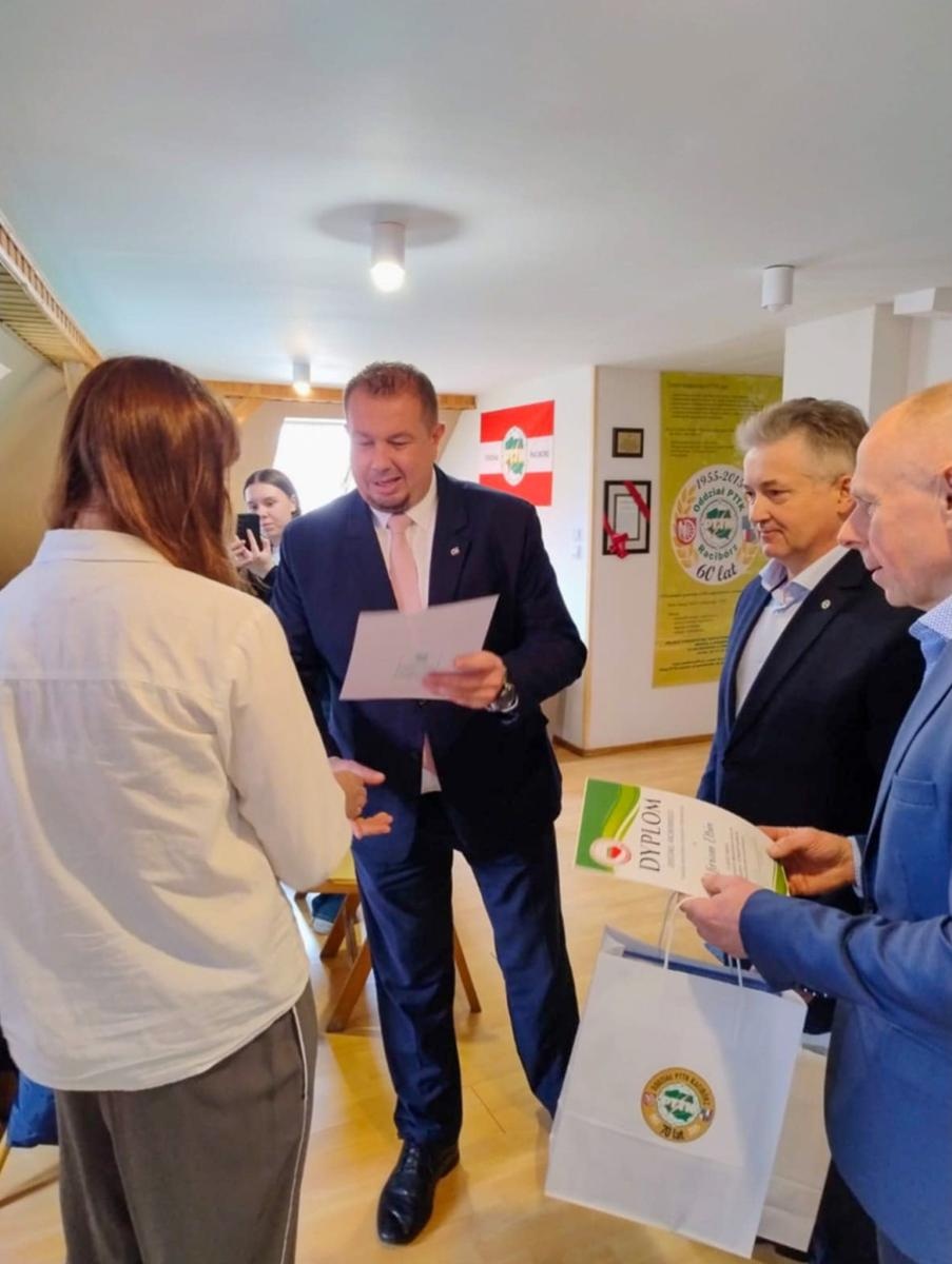 Zdjęcie w galerii na portalu naszraciborz.pl: Sukces uczennic Diecezjalnego Liceum Ogólnokształcącego w konkursie krajoznawczym wiadomości z regionu