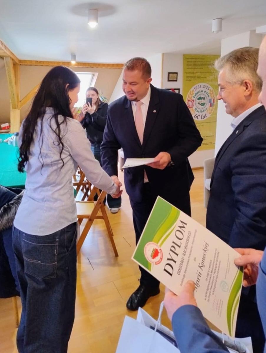Zdjęcie w galerii na portalu naszraciborz.pl: Sukces uczennic Diecezjalnego Liceum Ogólnokształcącego w konkursie krajoznawczym wiadomości z regionu