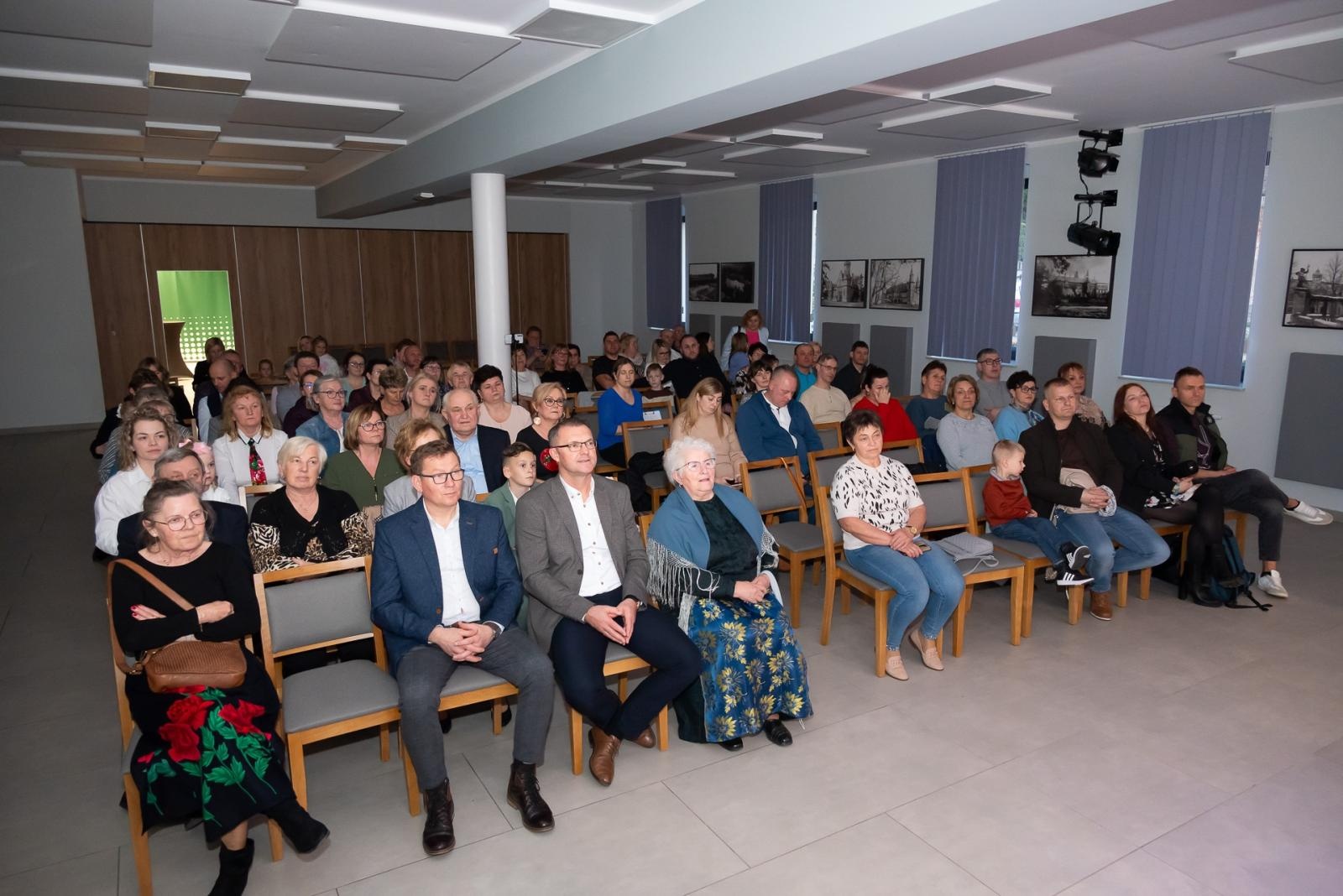Zdjęcie w galerii na portalu naszraciborz.pl: Śląsko godka w Tworkowie. Osiemnasty koncert lauratów konkursu [FOTO i WIDEO] wiadomości z regionu
