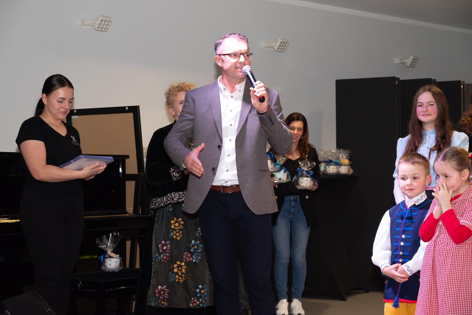 Zdjęcie w galerii na portalu naszraciborz.pl: Śląsko godka w Tworkowie. Osiemnasty koncert lauratów konkursu [FOTO i WIDEO] wiadomości z regionu