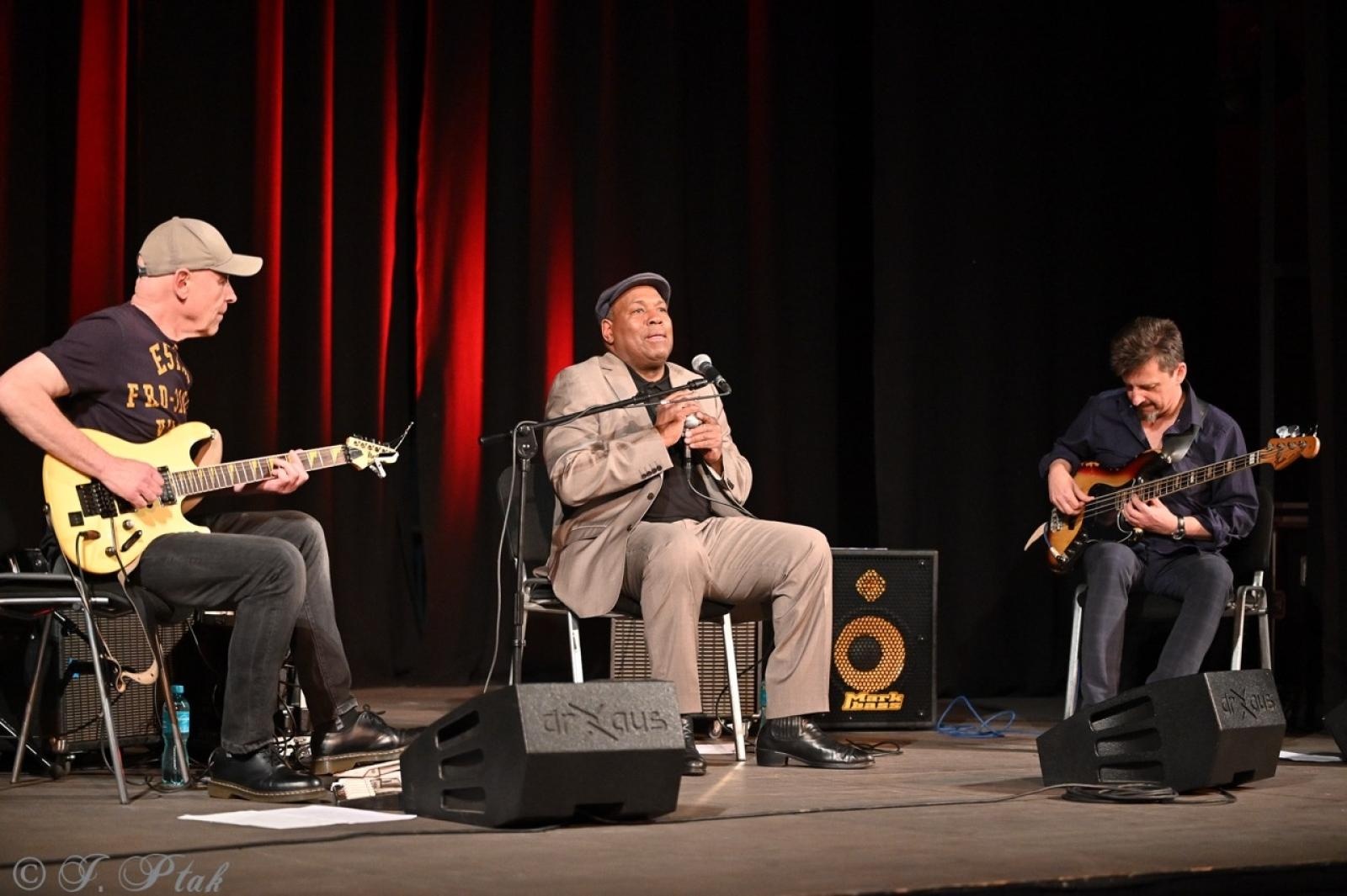 Zdjęcie w galerii na portalu naszraciborz.pl: Bluesowe spotkanie w Strzesze. Koncert Keith’a Dunna przyciągnął fanów gatunku [FOTO i WIDEO] wiadomości z regionu