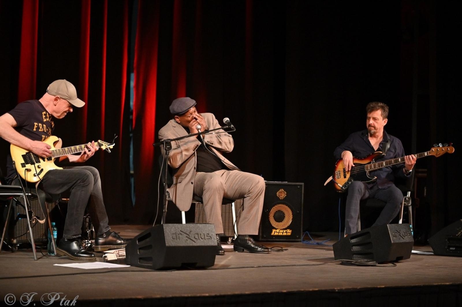 Zdjęcie w galerii na portalu naszraciborz.pl: Bluesowe spotkanie w Strzesze. Koncert Keith’a Dunna przyciągnął fanów gatunku [FOTO i WIDEO] wiadomości z regionu