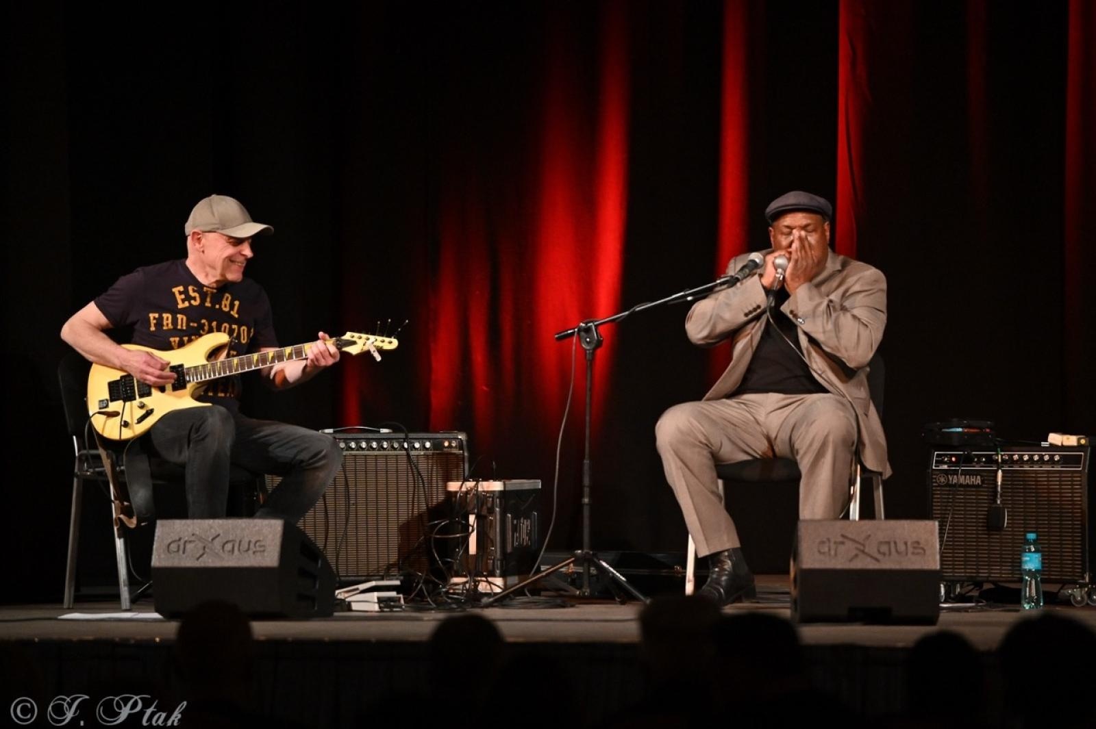 Zdjęcie w galerii na portalu naszraciborz.pl: Bluesowe spotkanie w Strzesze. Koncert Keith’a Dunna przyciągnął fanów gatunku [FOTO i WIDEO] wiadomości z regionu