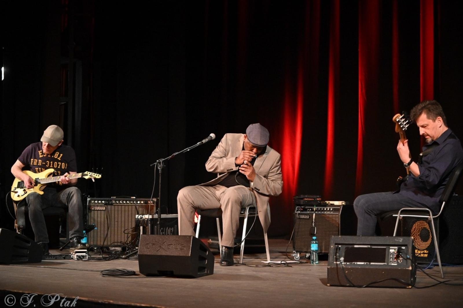 Zdjęcie w galerii na portalu naszraciborz.pl: Bluesowe spotkanie w Strzesze. Koncert Keith’a Dunna przyciągnął fanów gatunku [FOTO i WIDEO] wiadomości z regionu