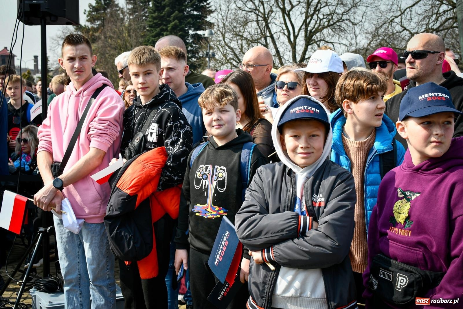 Zdjęcie w galerii na portalu naszraciborz.pl: Cześć, tu Sławomir. Mentzen na wiecu przy Matce Polce w Raciborzu [FOTO i WIDEO] wiadomości z regionu