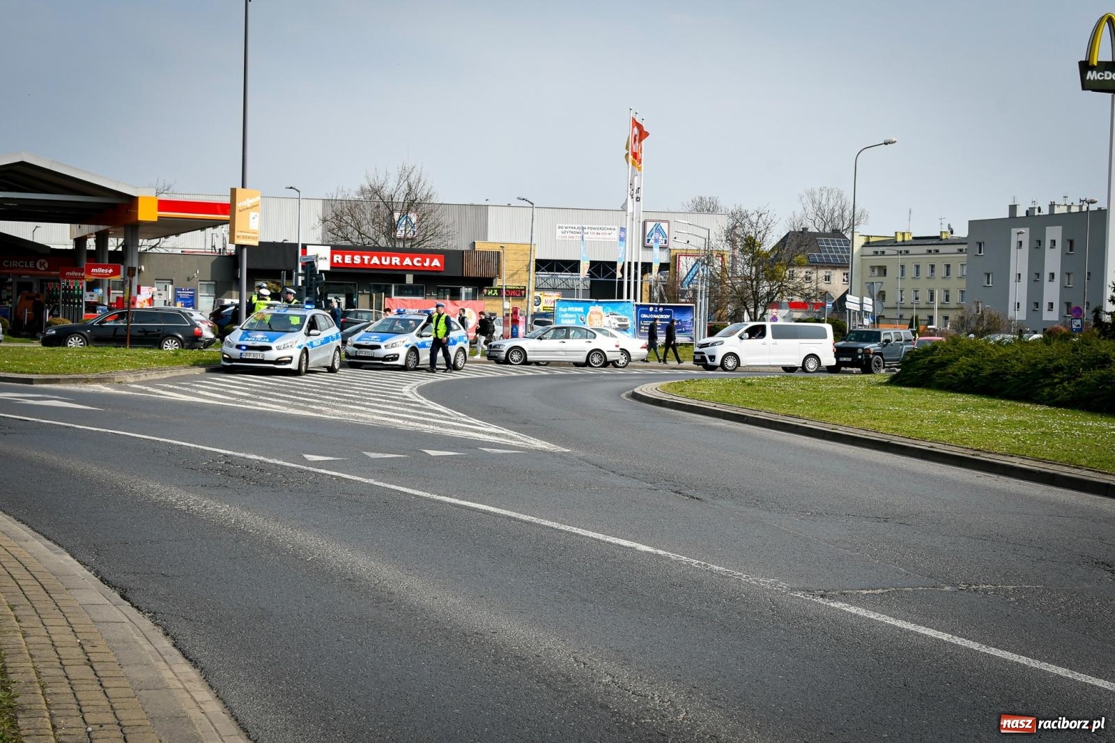 Zdjęcie w galerii na portalu naszraciborz.pl: Cześć, tu Sławomir. Mentzen na wiecu przy Matce Polce w Raciborzu [FOTO i WIDEO] wiadomości z regionu