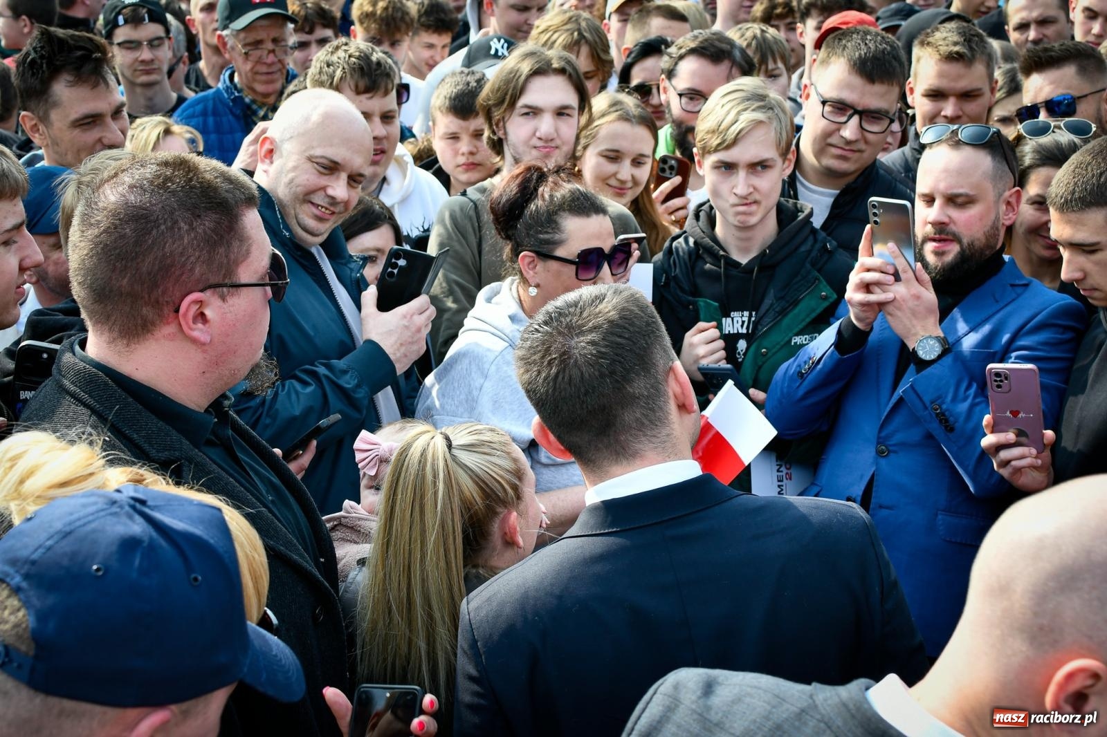 Zdjęcie w galerii na portalu naszraciborz.pl: Cześć, tu Sławomir. Mentzen na wiecu przy Matce Polce w Raciborzu [FOTO i WIDEO] wiadomości z regionu