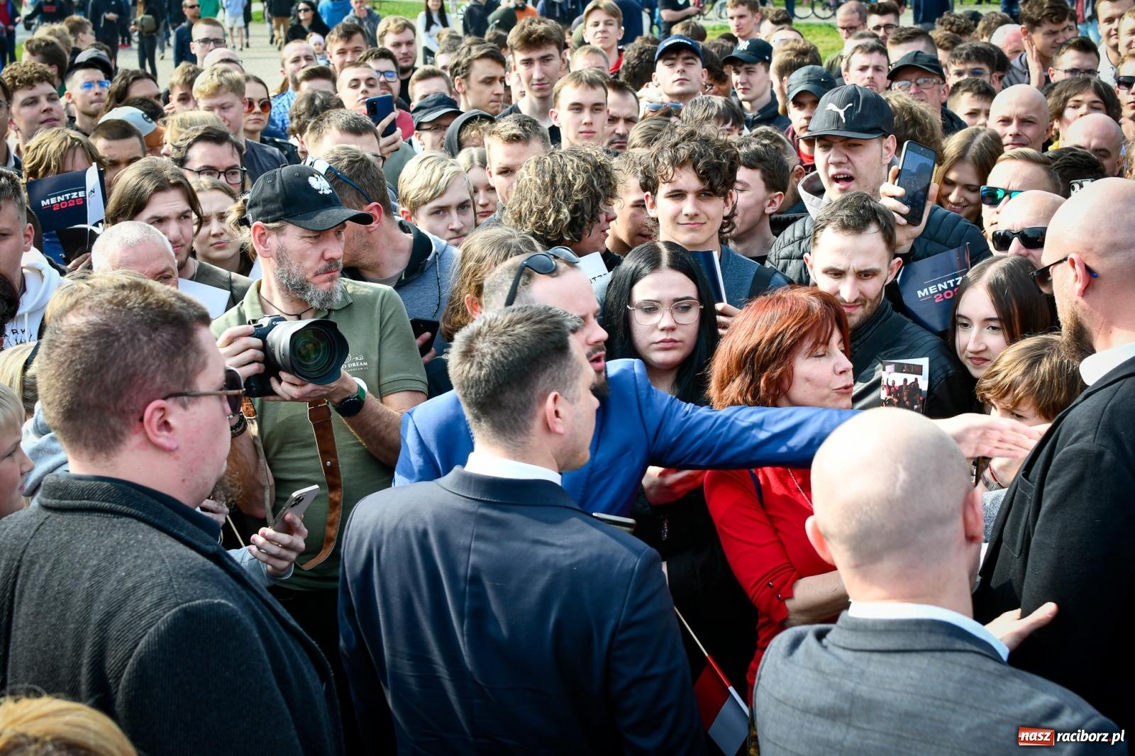 Zdjęcie w galerii na portalu naszraciborz.pl: Cześć, tu Sławomir. Mentzen na wiecu przy Matce Polce w Raciborzu [FOTO i WIDEO] wiadomości z regionu