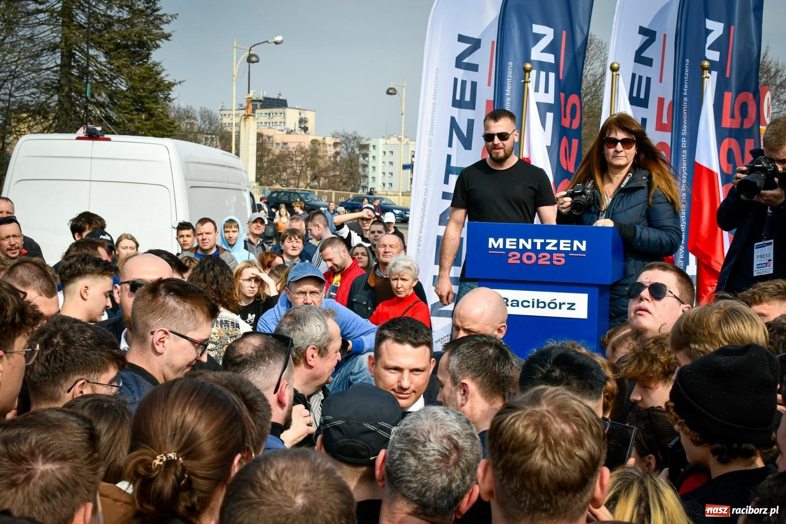 Zdjęcie w galerii na portalu naszraciborz.pl: Cześć, tu Sławomir. Mentzen na wiecu przy Matce Polce w Raciborzu [FOTO i WIDEO] wiadomości z regionu