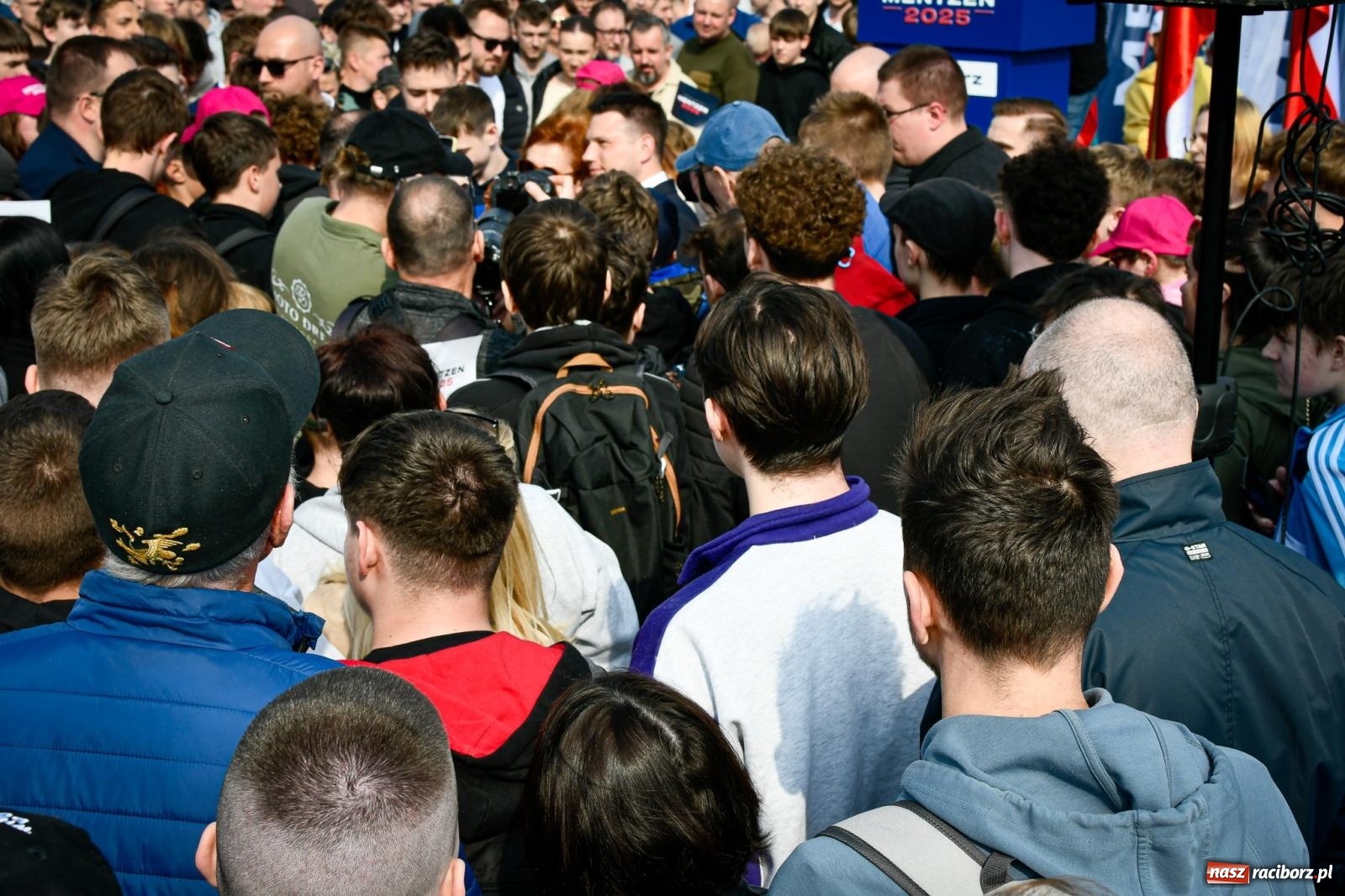 Zdjęcie w galerii na portalu naszraciborz.pl: Cześć, tu Sławomir. Mentzen na wiecu przy Matce Polce w Raciborzu [FOTO i WIDEO] wiadomości z regionu