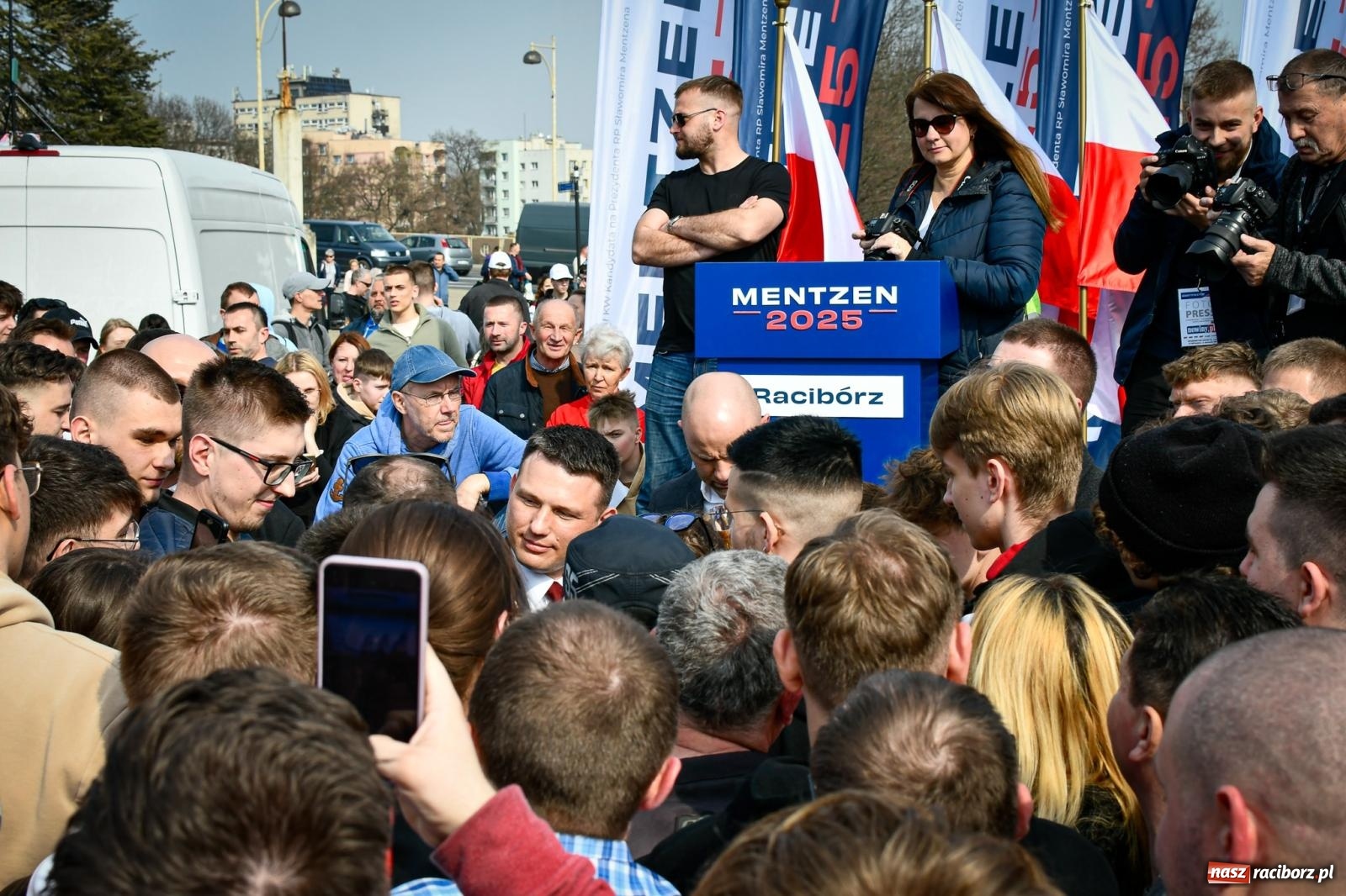 Zdjęcie w galerii na portalu naszraciborz.pl: Cześć, tu Sławomir. Mentzen na wiecu przy Matce Polce w Raciborzu [FOTO i WIDEO] wiadomości z regionu