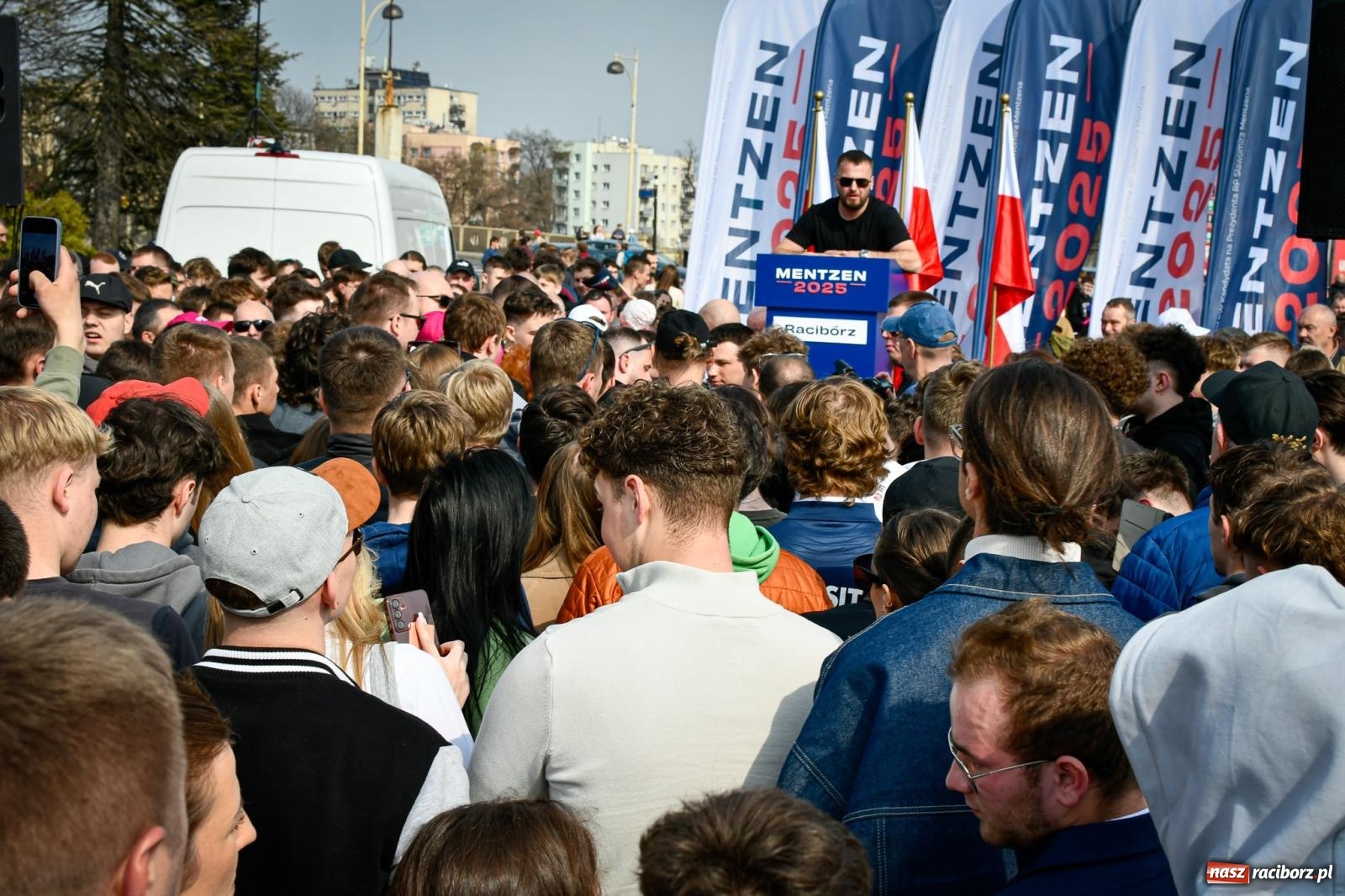 Zdjęcie w galerii na portalu naszraciborz.pl: Cześć, tu Sławomir. Mentzen na wiecu przy Matce Polce w Raciborzu [FOTO i WIDEO] wiadomości z regionu
