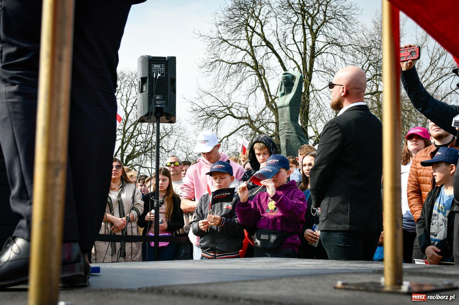 Zdjęcie w galerii na portalu naszraciborz.pl: Cześć, tu Sławomir. Mentzen na wiecu przy Matce Polce w Raciborzu [FOTO i WIDEO] wiadomości z regionu