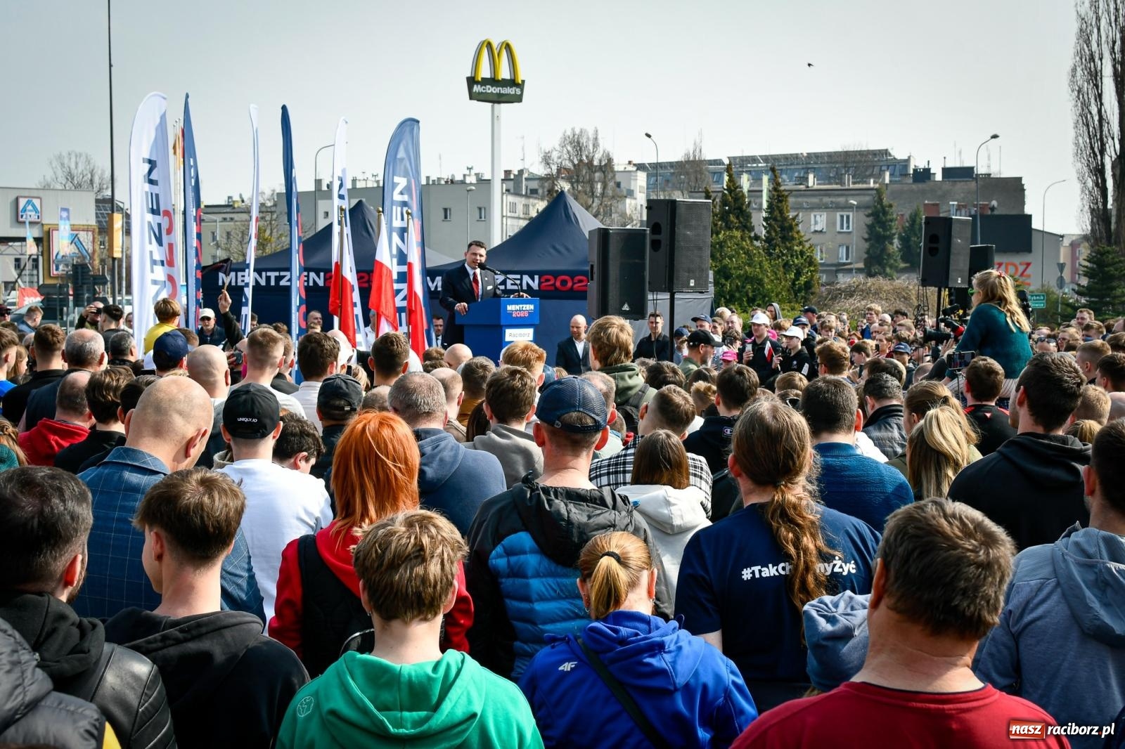 Zdjęcie w galerii na portalu naszraciborz.pl: Cześć, tu Sławomir. Mentzen na wiecu przy Matce Polce w Raciborzu [FOTO i WIDEO] wiadomości z regionu