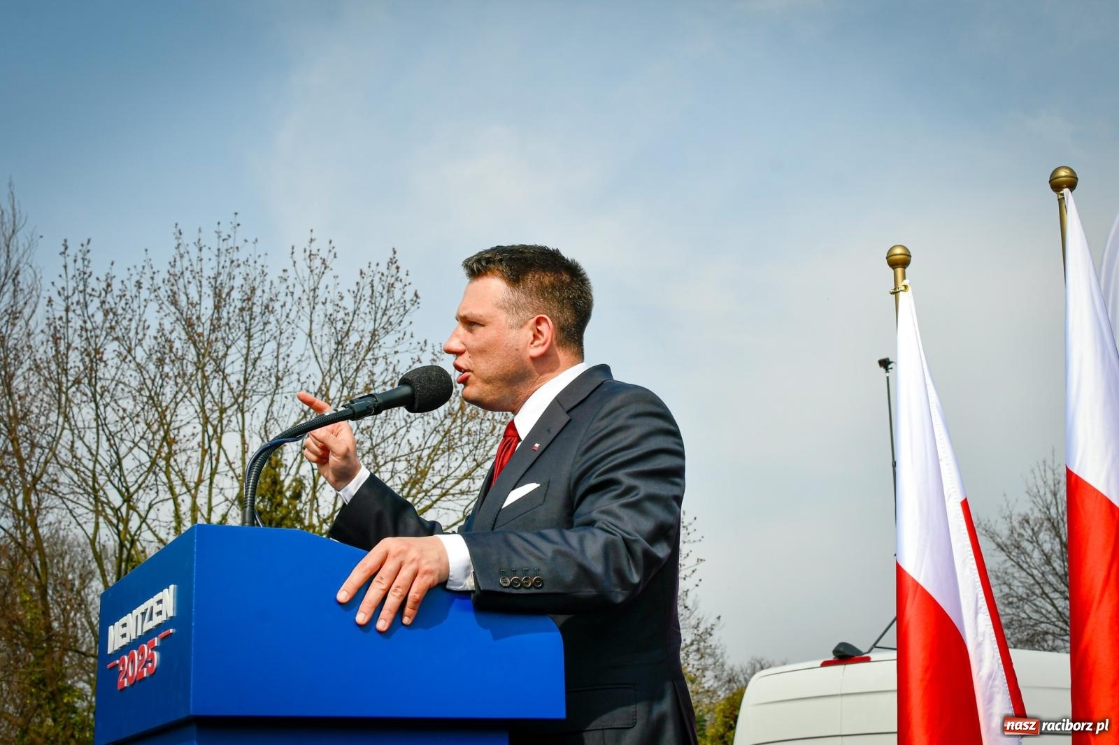 Zdjęcie w galerii na portalu naszraciborz.pl: Cześć, tu Sławomir. Mentzen na wiecu przy Matce Polce w Raciborzu [FOTO i WIDEO] wiadomości z regionu