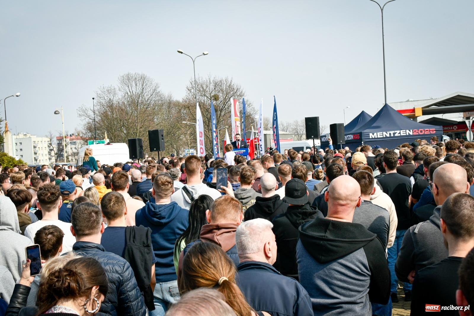 Zdjęcie w galerii na portalu naszraciborz.pl: Cześć, tu Sławomir. Mentzen na wiecu przy Matce Polce w Raciborzu [FOTO i WIDEO] wiadomości z regionu