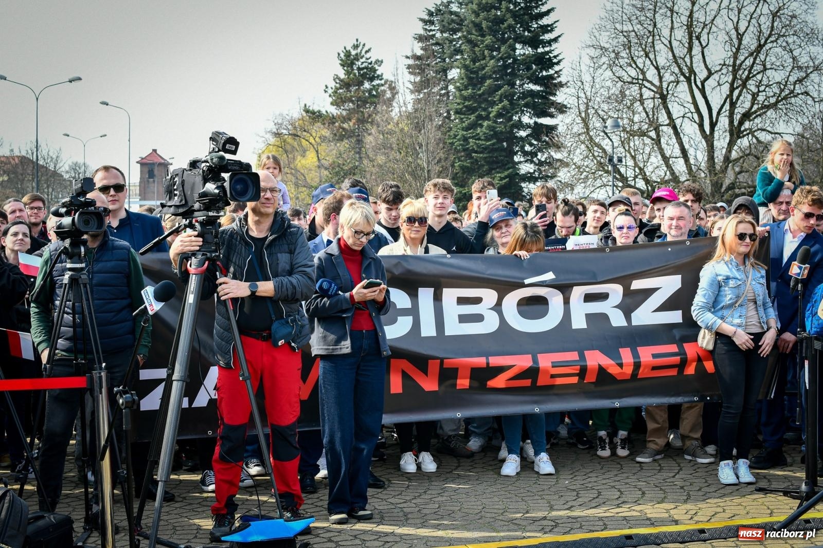 Zdjęcie w galerii na portalu naszraciborz.pl: Cześć, tu Sławomir. Mentzen na wiecu przy Matce Polce w Raciborzu [FOTO i WIDEO] wiadomości z regionu