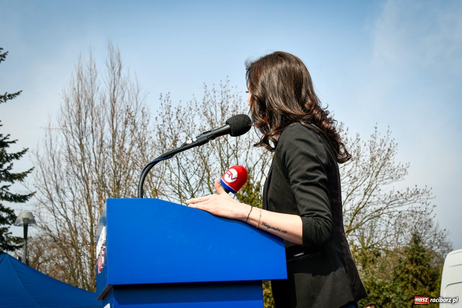 Zdjęcie w galerii na portalu naszraciborz.pl: Cześć, tu Sławomir. Mentzen na wiecu przy Matce Polce w Raciborzu [FOTO i WIDEO] wiadomości z regionu