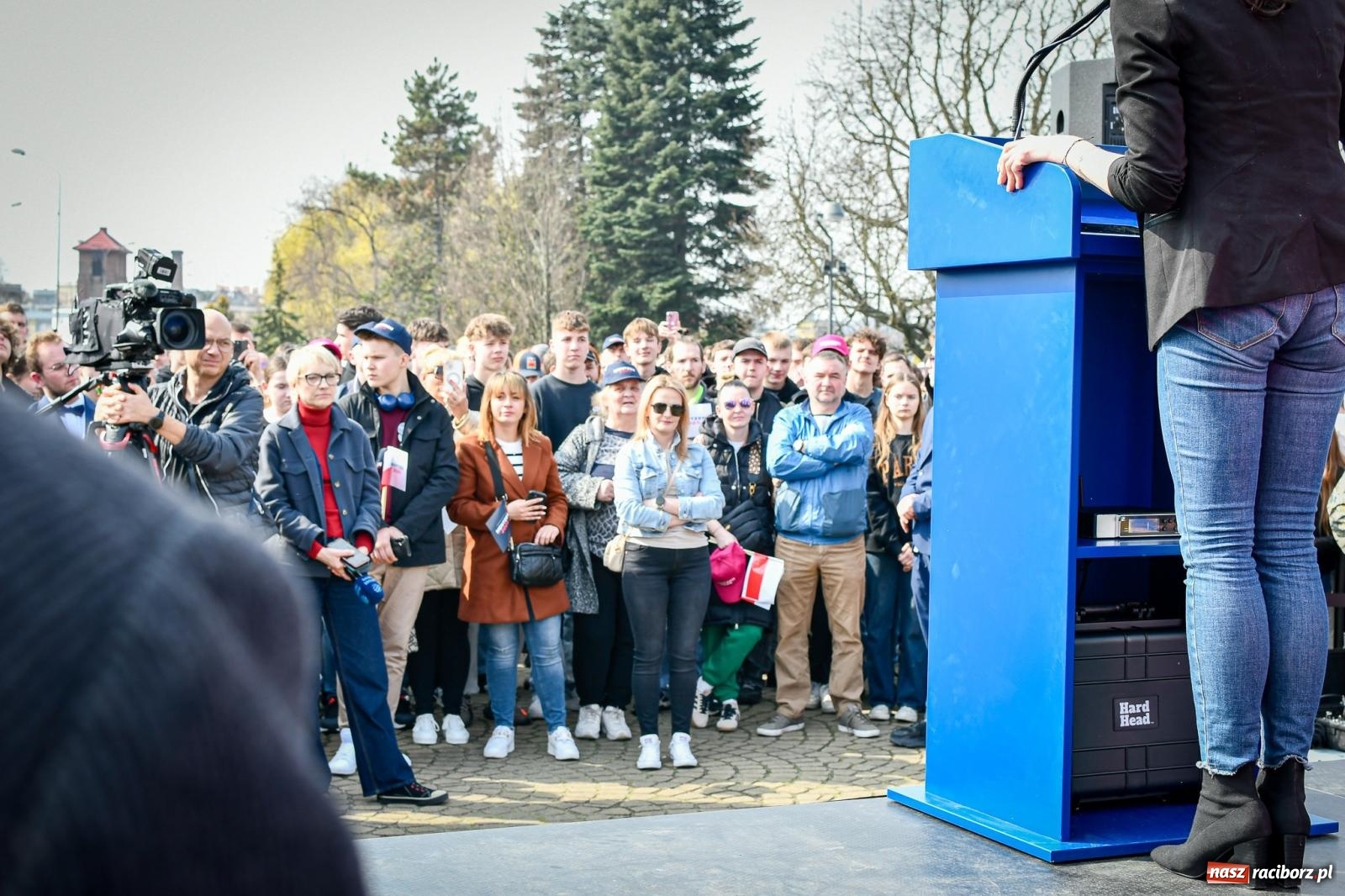 Zdjęcie w galerii na portalu naszraciborz.pl: Cześć, tu Sławomir. Mentzen na wiecu przy Matce Polce w Raciborzu [FOTO i WIDEO] wiadomości z regionu