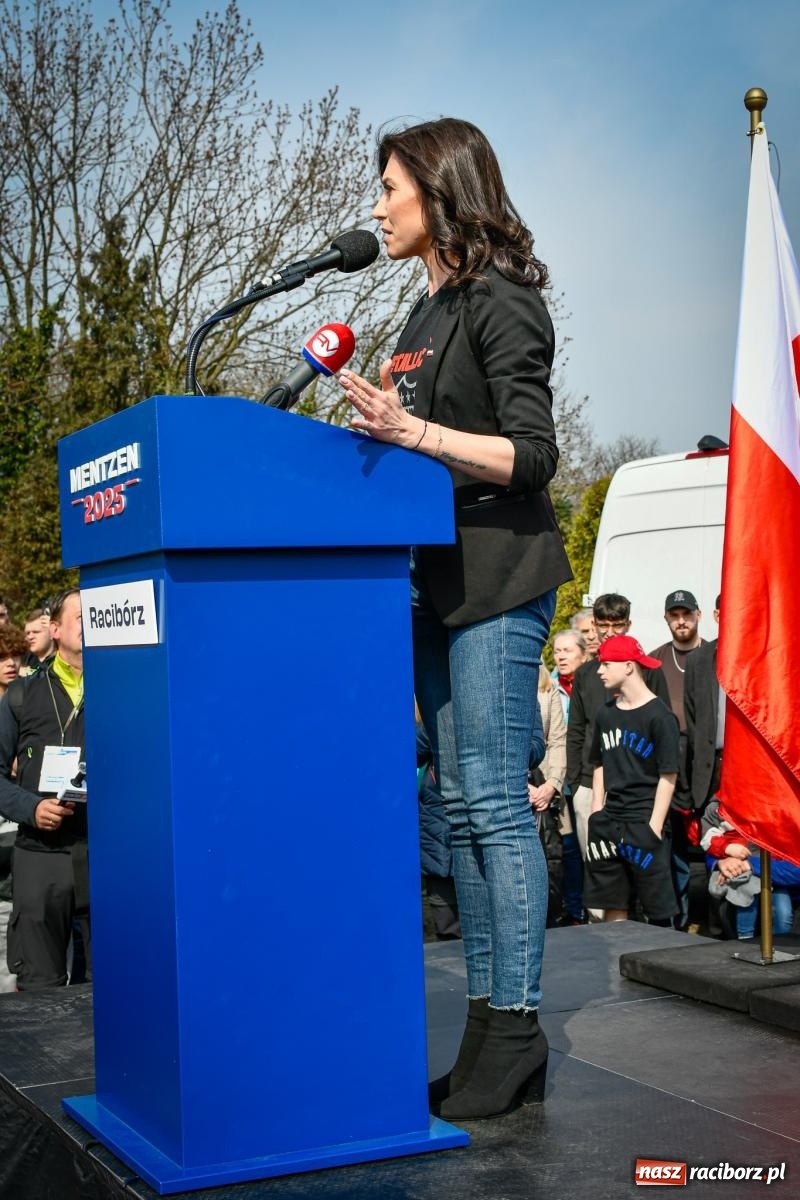 Zdjęcie w galerii na portalu naszraciborz.pl: Cześć, tu Sławomir. Mentzen na wiecu przy Matce Polce w Raciborzu [FOTO i WIDEO] wiadomości z regionu