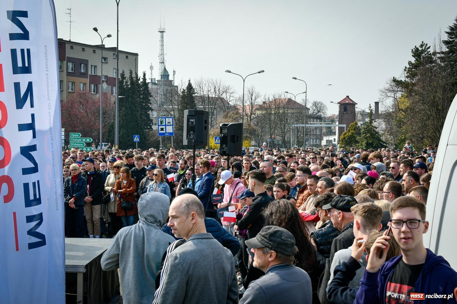 Zdjęcie w galerii na portalu naszraciborz.pl: Cześć, tu Sławomir. Mentzen na wiecu przy Matce Polce w Raciborzu [FOTO i WIDEO] wiadomości z regionu