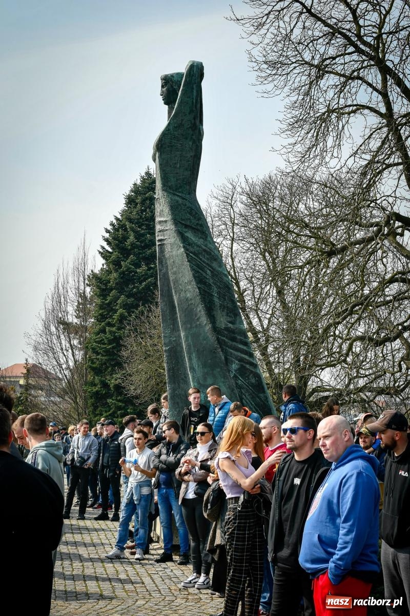 Zdjęcie w galerii na portalu naszraciborz.pl: Cześć, tu Sławomir. Mentzen na wiecu przy Matce Polce w Raciborzu [FOTO i WIDEO] wiadomości z regionu