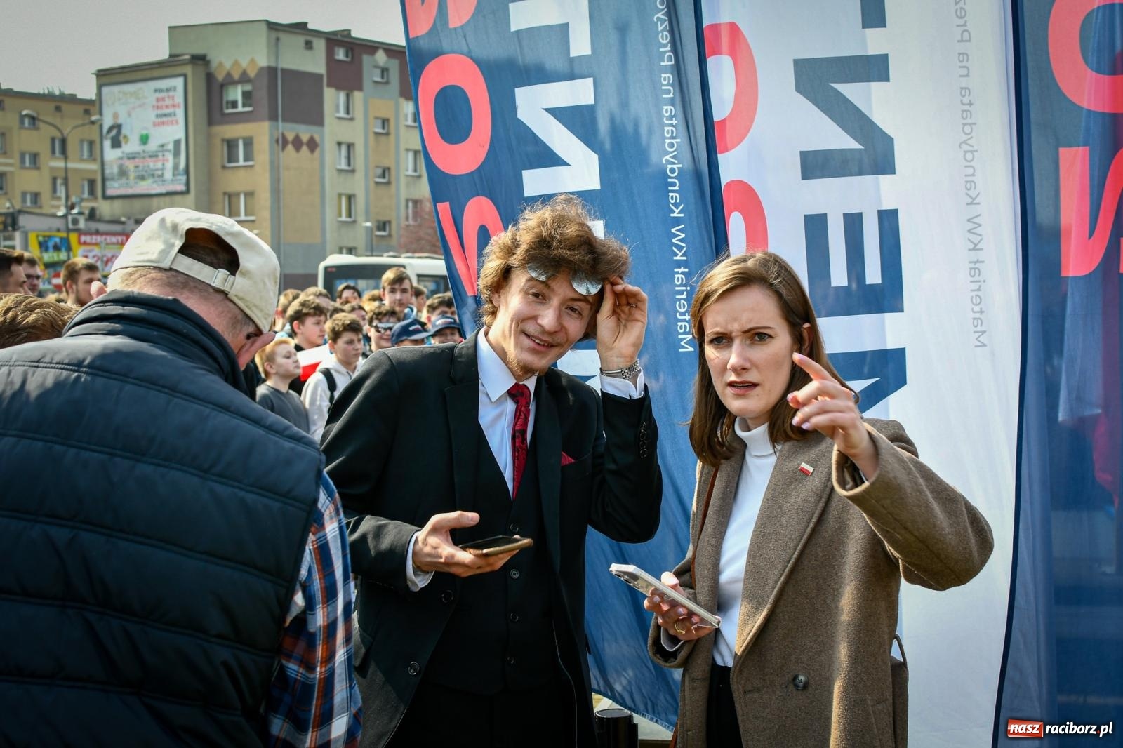 Zdjęcie w galerii na portalu naszraciborz.pl: Cześć, tu Sławomir. Mentzen na wiecu przy Matce Polce w Raciborzu [FOTO i WIDEO] wiadomości z regionu
