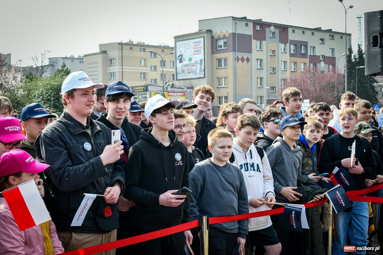 Zdjęcie w galerii na portalu naszraciborz.pl: Cześć, tu Sławomir. Mentzen na wiecu przy Matce Polce w Raciborzu [FOTO i WIDEO] wiadomości z regionu