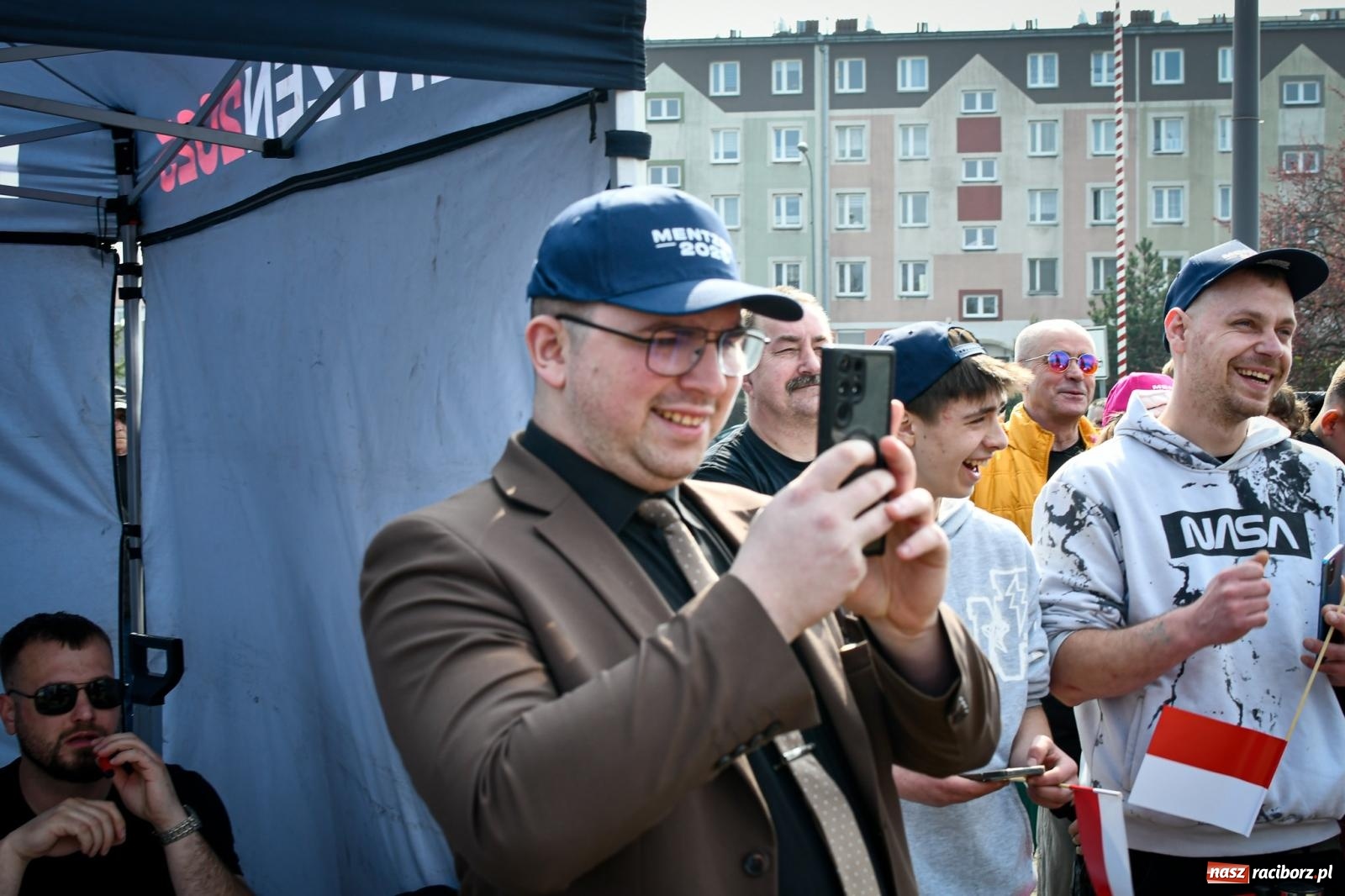 Zdjęcie w galerii na portalu naszraciborz.pl: Cześć, tu Sławomir. Mentzen na wiecu przy Matce Polce w Raciborzu [FOTO i WIDEO] wiadomości z regionu