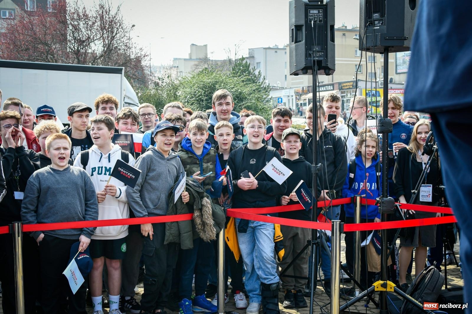 Zdjęcie w galerii na portalu naszraciborz.pl: Cześć, tu Sławomir. Mentzen na wiecu przy Matce Polce w Raciborzu [FOTO i WIDEO] wiadomości z regionu