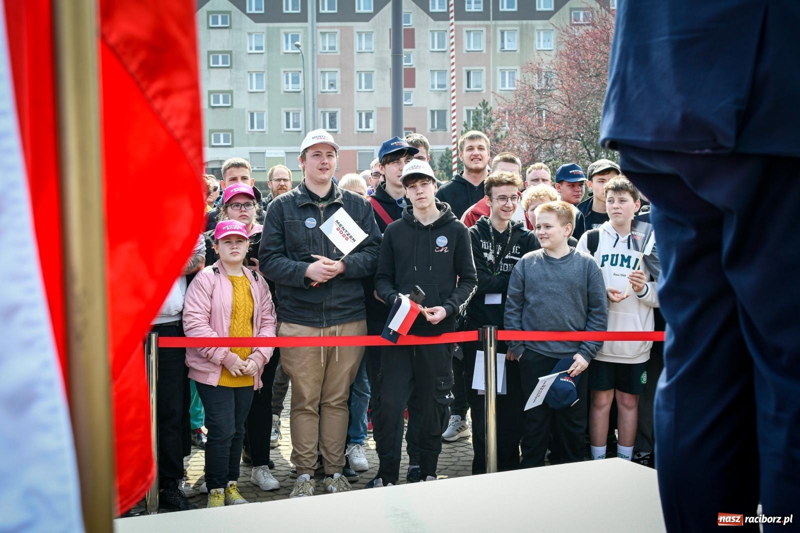 Zdjęcie w galerii na portalu naszraciborz.pl: Cześć, tu Sławomir. Mentzen na wiecu przy Matce Polce w Raciborzu [FOTO i WIDEO] wiadomości z regionu