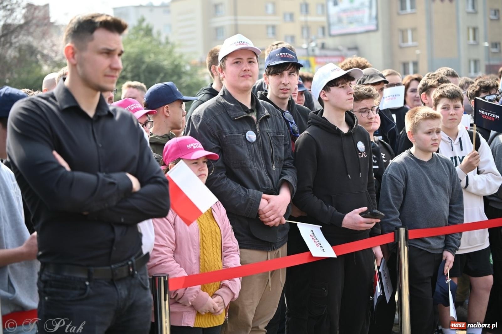 Zdjęcie w galerii na portalu naszraciborz.pl: Cześć, tu Sławomir. Mentzen na wiecu przy Matce Polce w Raciborzu [FOTO i WIDEO] wiadomości z regionu
