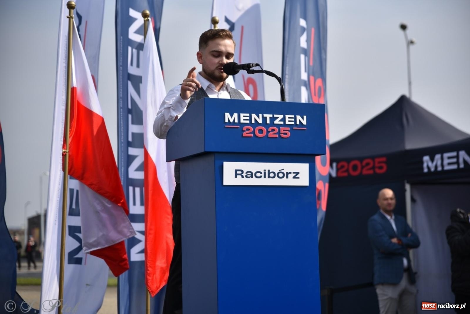 Zdjęcie w galerii na portalu naszraciborz.pl: Cześć, tu Sławomir. Mentzen na wiecu przy Matce Polce w Raciborzu [FOTO i WIDEO] wiadomości z regionu