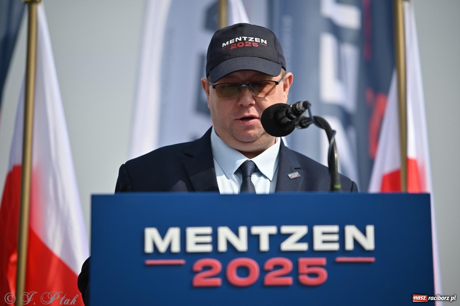 Zdjęcie w galerii na portalu naszraciborz.pl: Cześć, tu Sławomir. Mentzen na wiecu przy Matce Polce w Raciborzu [FOTO i WIDEO] wiadomości z regionu