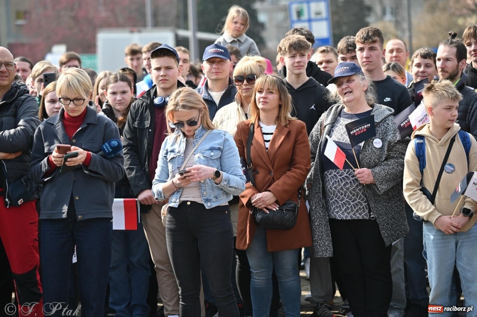 Zdjęcie w galerii na portalu naszraciborz.pl: Cześć, tu Sławomir. Mentzen na wiecu przy Matce Polce w Raciborzu [FOTO i WIDEO] wiadomości z regionu