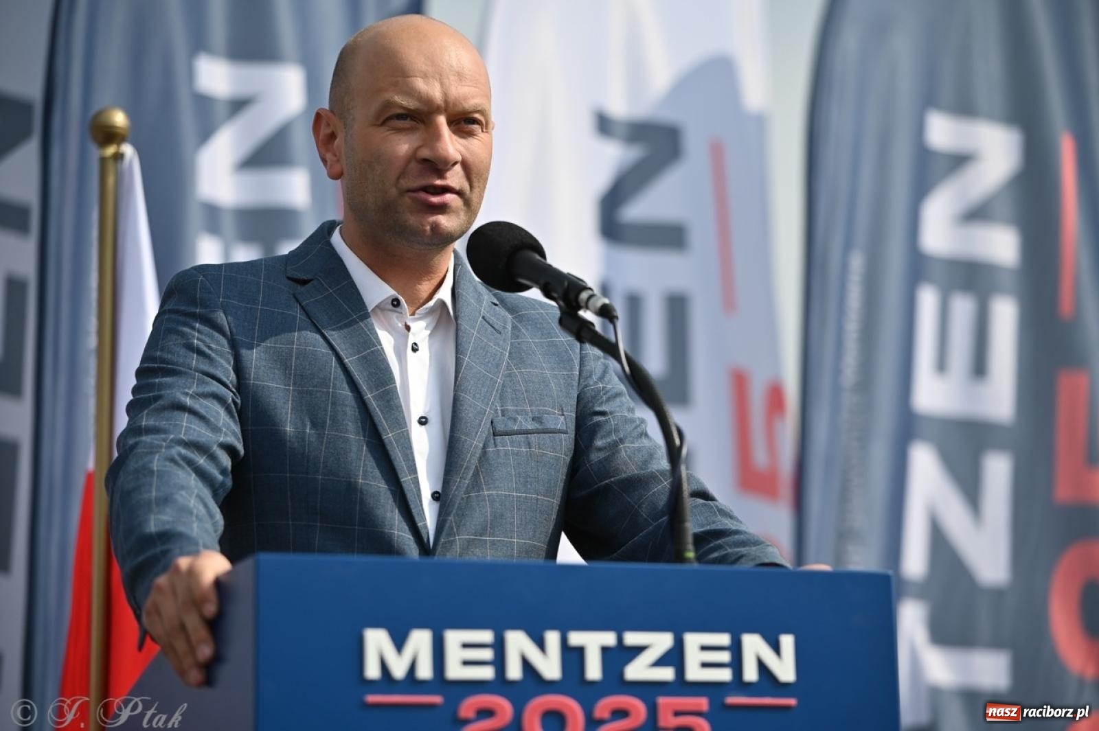 Zdjęcie w galerii na portalu naszraciborz.pl: Cześć, tu Sławomir. Mentzen na wiecu przy Matce Polce w Raciborzu [FOTO i WIDEO] wiadomości z regionu