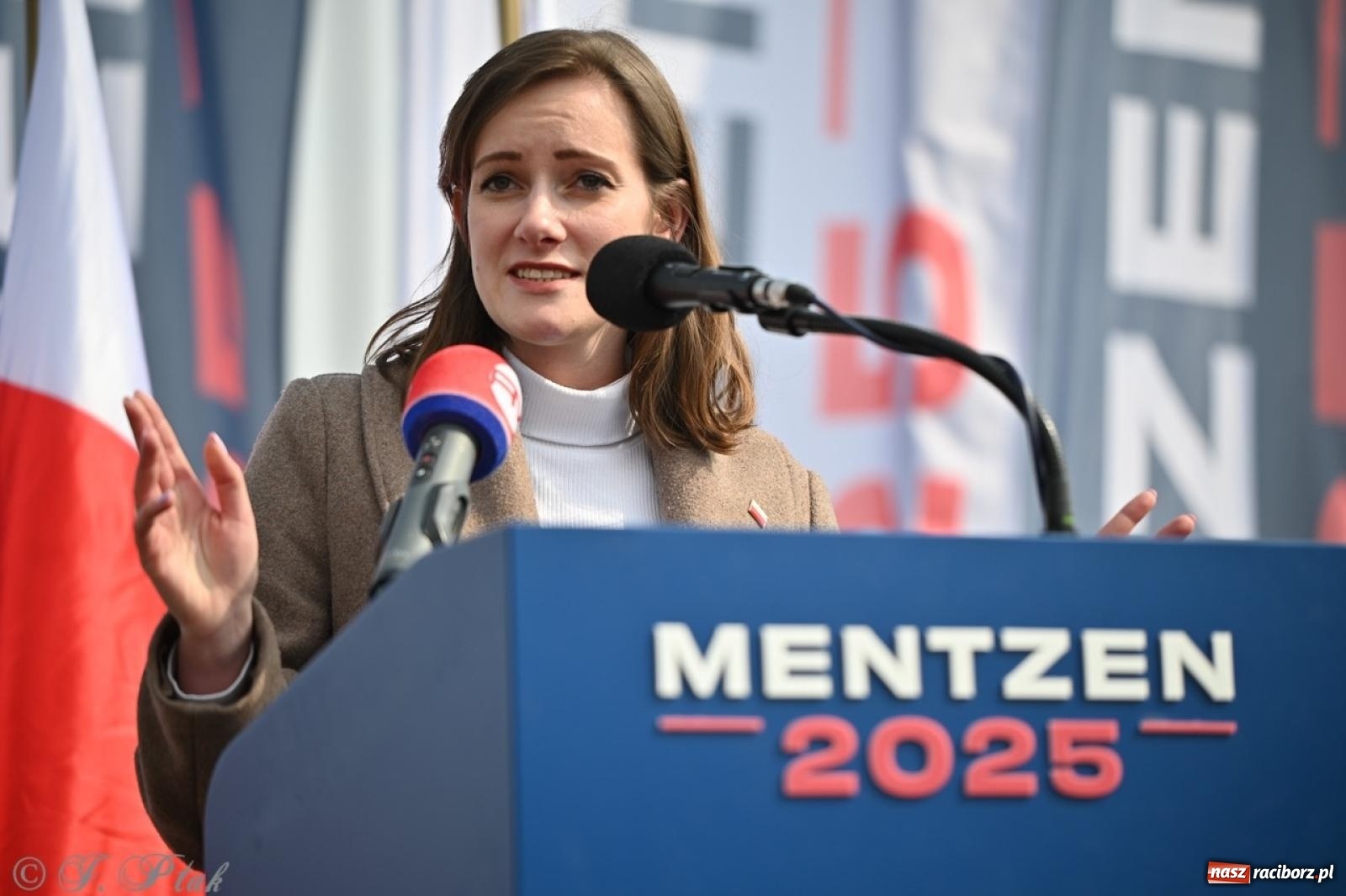 Zdjęcie w galerii na portalu naszraciborz.pl: Cześć, tu Sławomir. Mentzen na wiecu przy Matce Polce w Raciborzu [FOTO i WIDEO] wiadomości z regionu