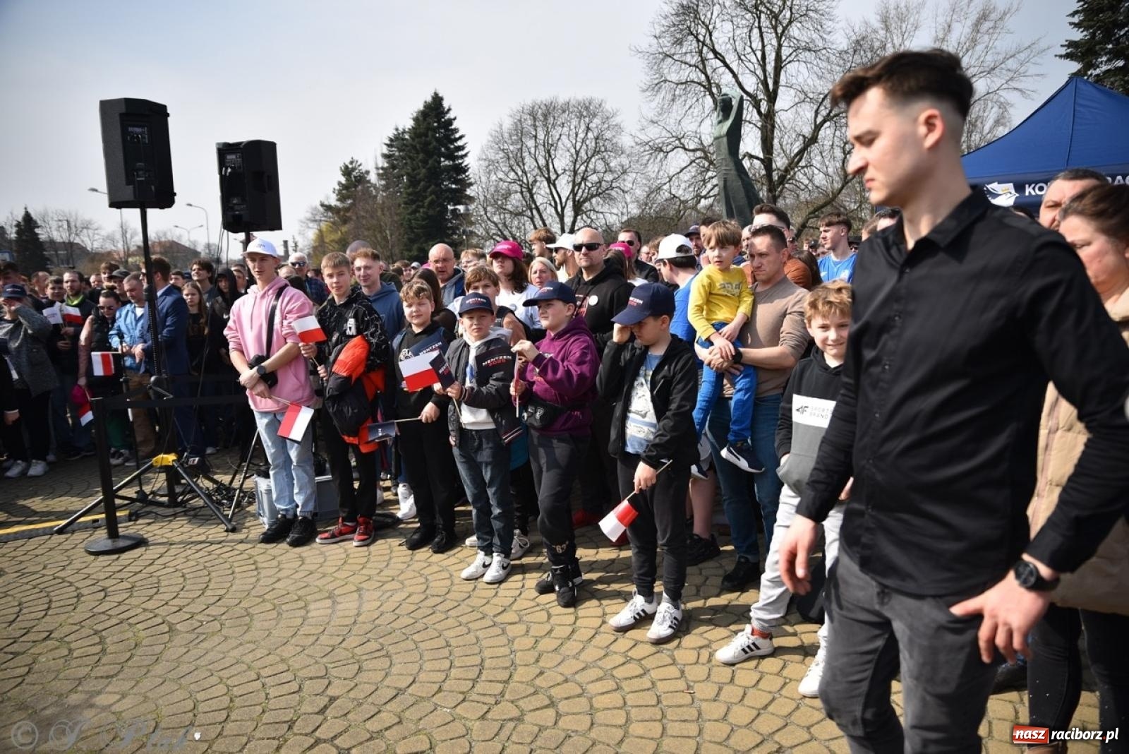 Zdjęcie w galerii na portalu naszraciborz.pl: Cześć, tu Sławomir. Mentzen na wiecu przy Matce Polce w Raciborzu [FOTO i WIDEO] wiadomości z regionu