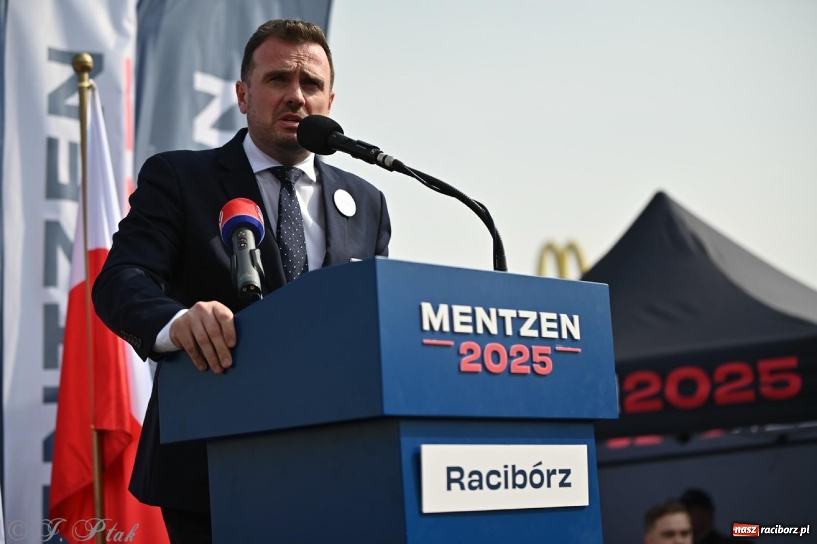 Zdjęcie w galerii na portalu naszraciborz.pl: Cześć, tu Sławomir. Mentzen na wiecu przy Matce Polce w Raciborzu [FOTO i WIDEO] wiadomości z regionu