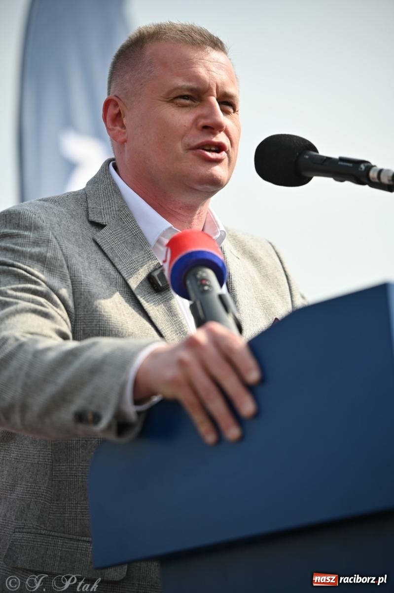 Zdjęcie w galerii na portalu naszraciborz.pl: Cześć, tu Sławomir. Mentzen na wiecu przy Matce Polce w Raciborzu [FOTO i WIDEO] wiadomości z regionu