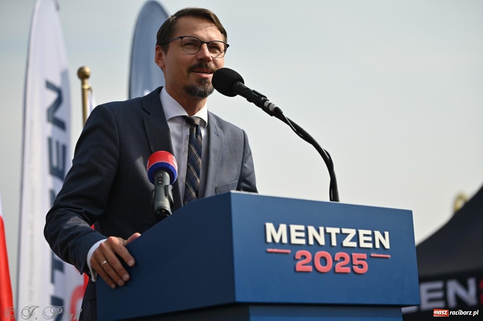 Zdjęcie w galerii na portalu naszraciborz.pl: Cześć, tu Sławomir. Mentzen na wiecu przy Matce Polce w Raciborzu [FOTO i WIDEO] wiadomości z regionu